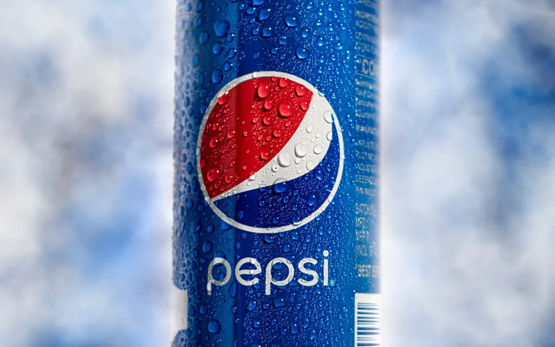 펩시코 음료 캔이 진열된 모습 — 펩시코 PEP 배당 분석 글의 썸네일